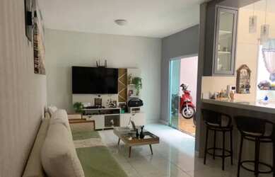 Imagem: A casa possui 3 Dormitórios, 1 Banheiro, 3 Vagas na garagem