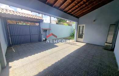 Imagem: A casa possui 3 Dormitórios, 2 Banheiros, 4 Vagas na garagem