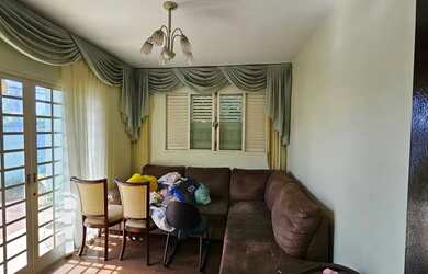 Imagem: A casa possui 3 Dormitórios, 2 Banheiros, 5 Vagas na garagem