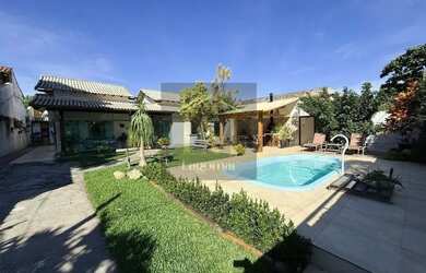 Imagem: A casa possui 4 Dormitórios, 3 Banheiros, 3 Vagas na garagem