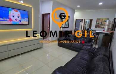 Imagem: A casa possui 3 Dormitórios, 2 Banheiros, 200m² de Área