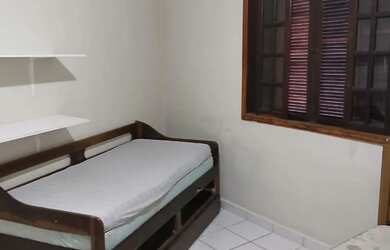 Imagem: A casa possui 3 Dormitórios, Acomodam 10 pessoas, 4 Vagas na