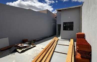 Imagem: A casa possui 2 Dormitórios, 1 Banheiro, 2 Vagas na garagem