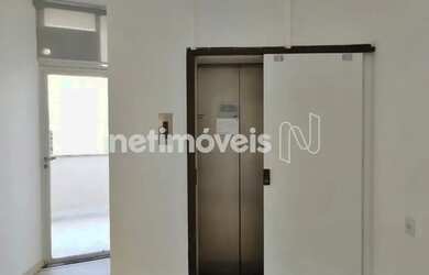 Imagem: O depósito possui 2 Vagas na garagem, 256m² de Área e está