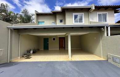 Imagem: A casa possui 4 Dormitórios, 3 Banheiros, 4 Vagas na garagem