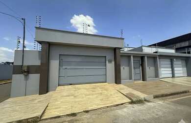 Imagem: A casa possui 3 Dormitórios, 4 Banheiros, 2 Vagas na garagem