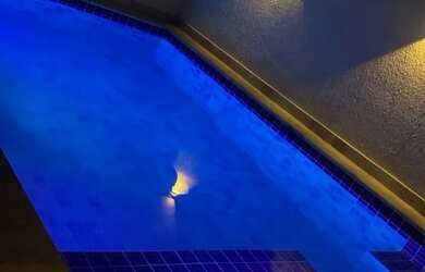 Imagem: A casa possui 3 Dormitórios, Acomodam 6 pessoas, 2 Vagas na