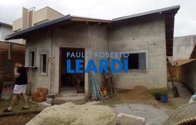 Imagem: A casa possui 3 Dormitórios, 2 Banheiros, 2 Vagas na garagem