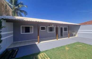 Imagem: A casa possui 1 Dormitório, 1 Banheiro, 1 Vaga na garagem