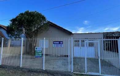 Imagem: A casa possui 2 Dormitórios, 2 Banheiros e 2 Vagas na garagem