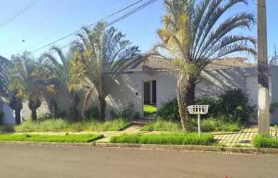 Imagem: A casa possui 3 Dormitórios, 3 Banheiros, 1 Vaga na garagem