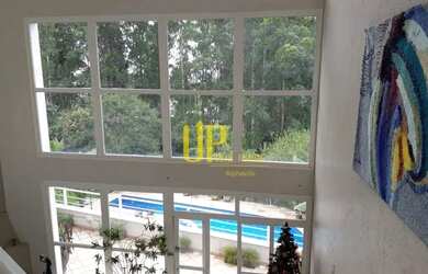 Imagem: A casa em condomínio possui 5 Dormitórios, 5 Banheiros e 1067m²