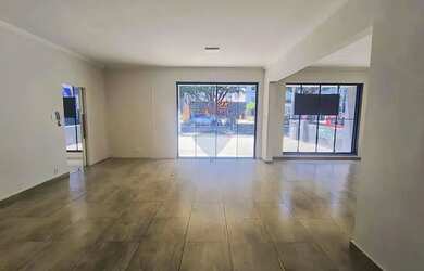 Imagem: O depósito possui 5 Vagas na garagem, 262m² de Área e está