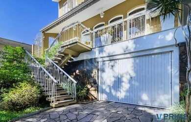 Imagem: A casa possui 4 Dormitórios, 4 Banheiros, 4 Vagas na garagem