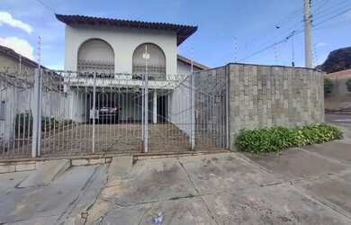 Imagem: A casa possui 3 Dormitórios, 4 Banheiros, 4 Vagas na garagem