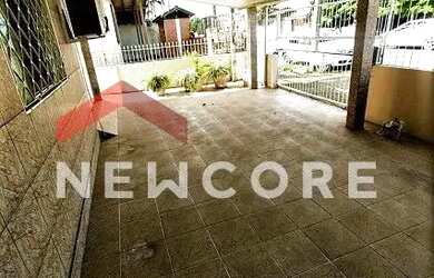 Imagem: A casa possui 3 Dormitórios, 1 Banheiro, 2 Vagas na garagem