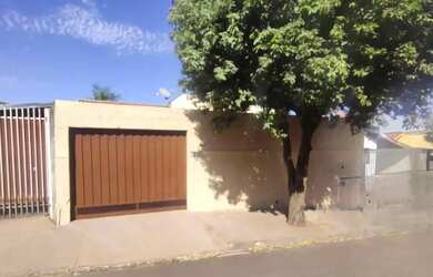 Imagem: A casa possui 3 Dormitórios, 2 Banheiros, 2 Vagas na garagem