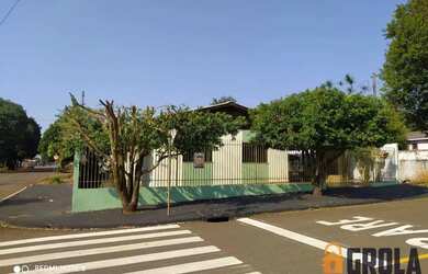 Imagem: A casa possui 3 Dormitórios, 1 Banheiro, 2 Vagas na garagem