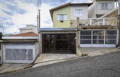 Imagem: A casa possui 3 Dormitórios, 3 Banheiros, 2 Vagas na garagem