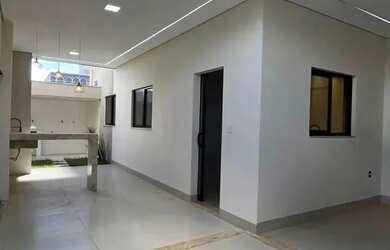 Imagem: A casa possui 3 Dormitórios, 1 Banheiro, 2 Vagas na garagem