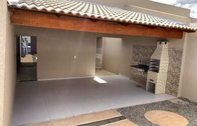 Imagem: A casa possui 2 Dormitórios, 1 Banheiro, 2 Vagas na garagem