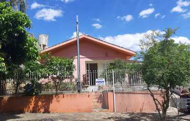 Imagem: A casa possui 3 Dormitórios, 2 Banheiros, 2 Vagas na garagem