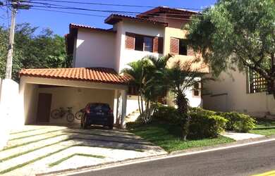 Imagem: A casa em condomínio possui 4 Dormitórios, 4 Banheiros, 4