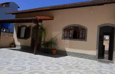 Imagem: A casa possui 3 Dormitórios, 2 Banheiros, 2 Vagas na garagem