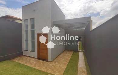 Imagem: A casa possui 3 Dormitórios, 2 Banheiros, 2 Vagas na garagem