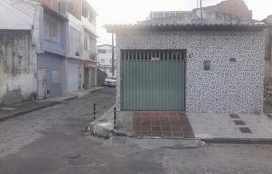 Imagem: A casa possui 3 Dormitórios, 2 Banheiros, 1 Vaga na garagem