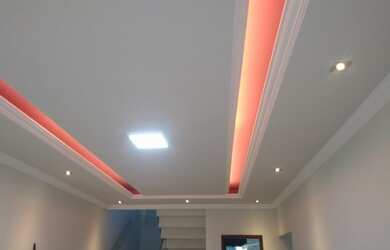 Imagem: A casa possui 3 Dormitórios, 1 Banheiro, 2 Vagas na garagem