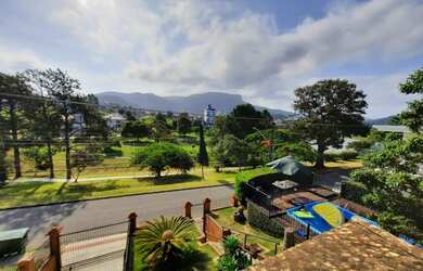 Imagem: A casa possui 3 Dormitórios, 5 Banheiros, 4 Vagas na garagem