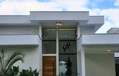 Imagem: A casa possui 3 Dormitórios, 1 Banheiro, 2 Vagas na garagem