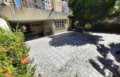 Imagem: A casa possui 4 Dormitórios, 4 Banheiros, 5 Vagas na garagem