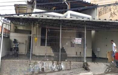 Imagem: A casa possui 5 Dormitórios, 2 Banheiros, 2 Vagas na garagem