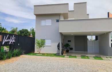 Imagem: A casa em condomínio possui 3 Dormitórios, 4 Banheiros, 3