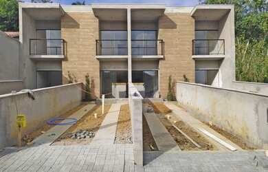 Imagem: A casa possui 2 Dormitórios, 2 Banheiros, 2 Vagas na garagem