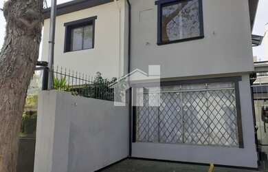 Imagem: O depósito possui 2 Vagas na garagem, 140m² de Área e está