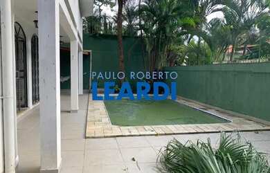 Imagem: A casa possui 4 Dormitórios, 5 Banheiros, 3 Vagas na garagem