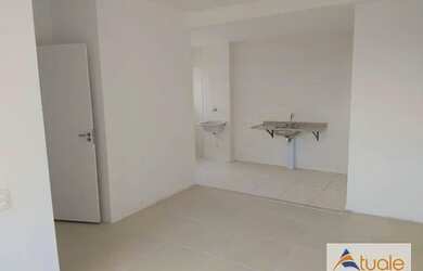 Imagem: O apartamento possui 1 Dormitório, 1 Banheiro, 1 Vaga na garagem