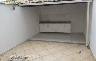 Imagem: A casa possui 3 Dormitórios, 3 Banheiros, 1 Vaga na garagem