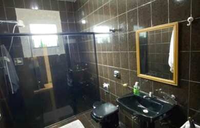 Imagem: A casa possui 2 Dormitórios, 1 Banheiro, 1 Vaga na garagem