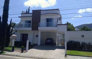 Imagem: A casa possui 4 Dormitórios, 5 Banheiros, 2 Vagas na garagem