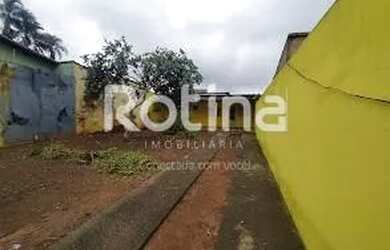 Imagem: A casa possui 3 Dormitórios, 1 Banheiro, 1 Vaga na garagem