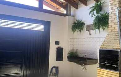 Imagem: A casa possui 2 Dormitórios, 2 Banheiros, 2 Vagas na garagem