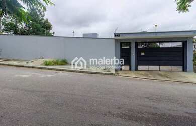 Imagem: A casa possui 3 Dormitórios, 1 Banheiro, 5 Vagas na garagem