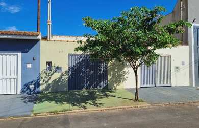 Imagem: A casa possui 2 Dormitórios, 2 Banheiros, 1 Vaga na garagem