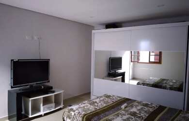 Imagem: A casa possui 4 Dormitórios, 4 Banheiros, 2 Vagas na garagem