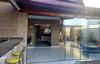 Imagem: A casa em condomínio possui 3 Dormitórios, 3 Banheiros, 2