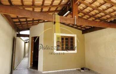 Imagem: A casa possui 3 Dormitórios, 1 Banheiro, 2 Vagas na garagem